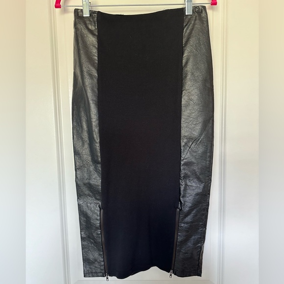 Black Pencil Skirt with Leather-like Side Panels and Zipper Details. Size M. - Picture 1 of 9